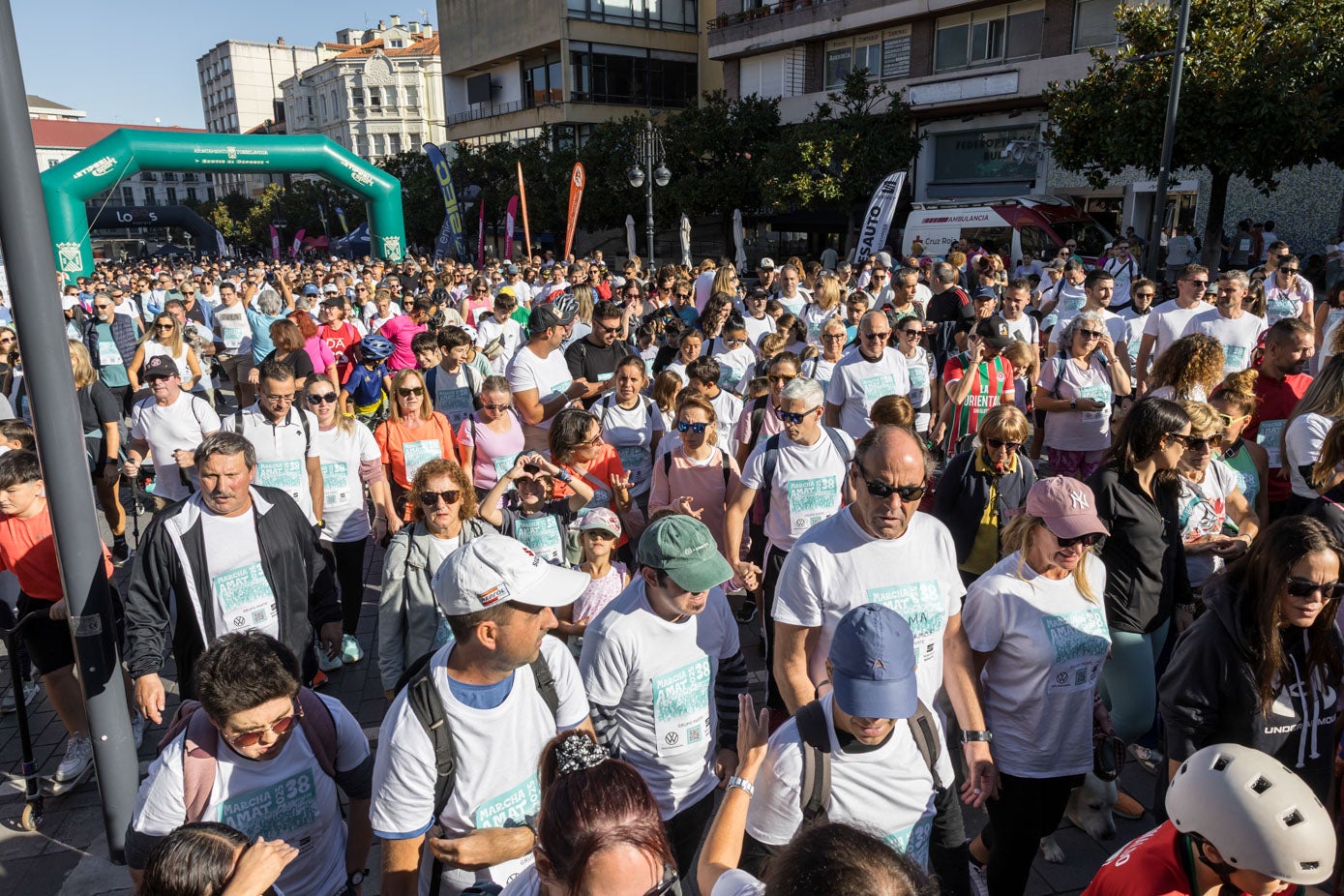 El buen tiempo animó a los participantes, muchos ataviados con gorras para evitar el sol en la cabeza.