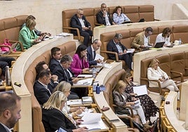Diputados del Parlamento cántabro, durante una sesión plenaria.