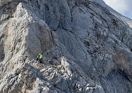 El hombre, en el momento en que es atendido por los rescatadores.