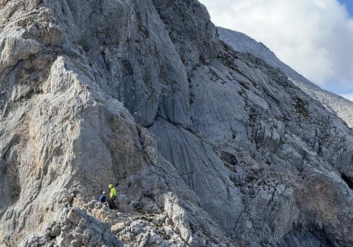 El hombre, en el momento en que es atendido por los rescatadores.