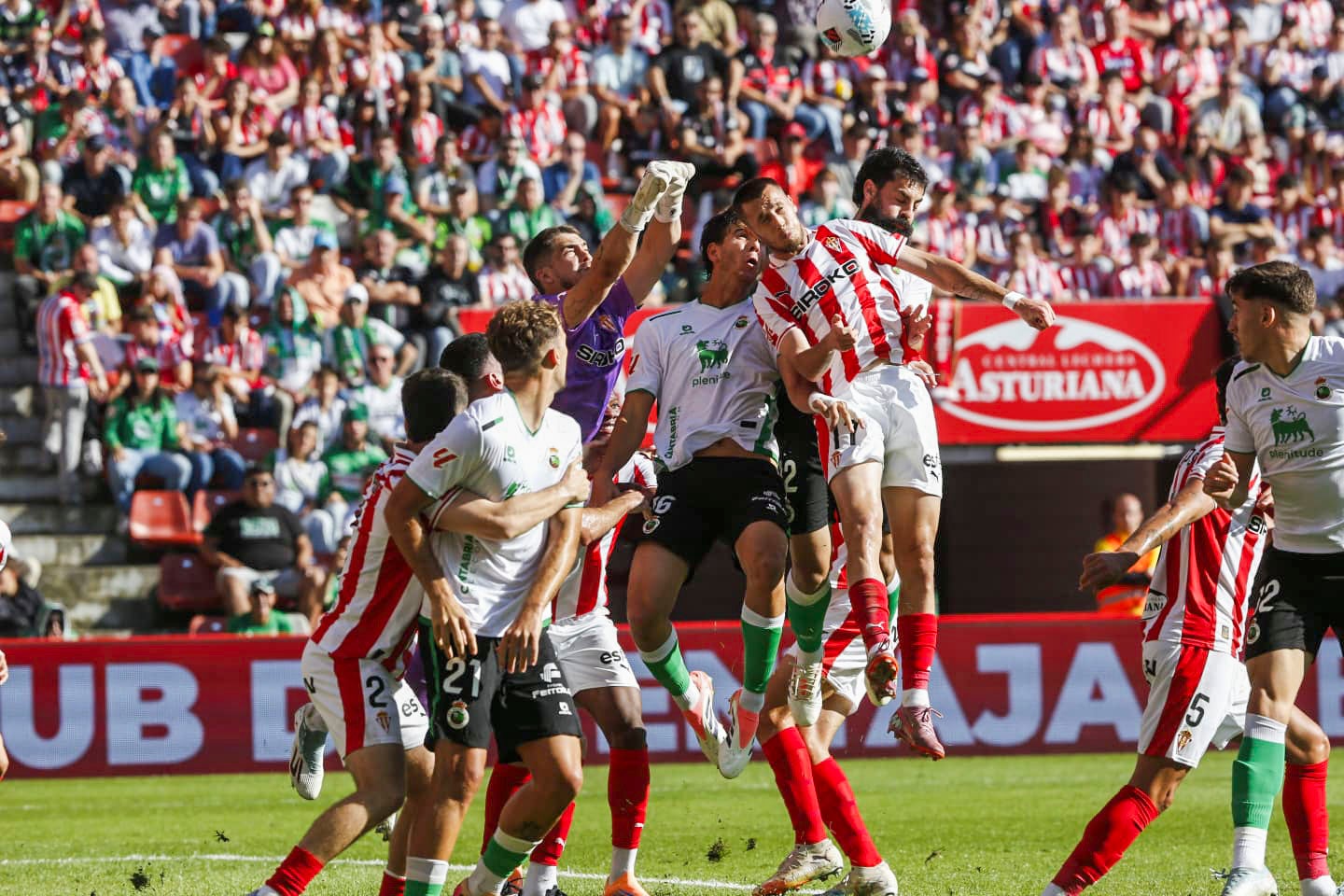 Villalibre y Facu saltan para rematar un saque de esquina con el portero del Sporting preparado para despejar con los puños