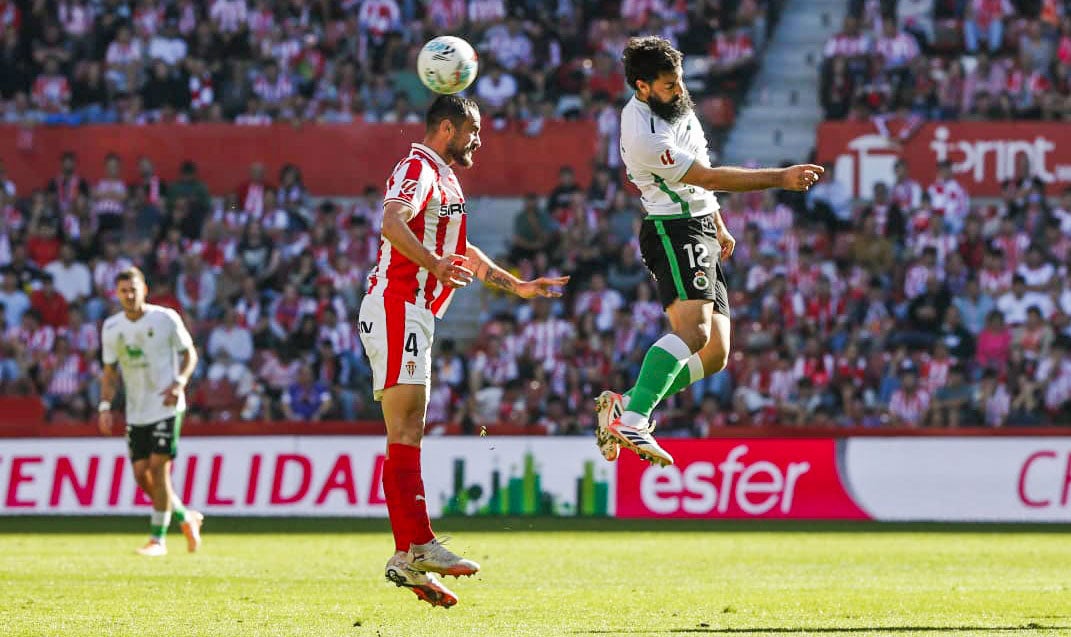 Perrin salta y remata de cabeza un balón que también intentaba cabecear Villalibre