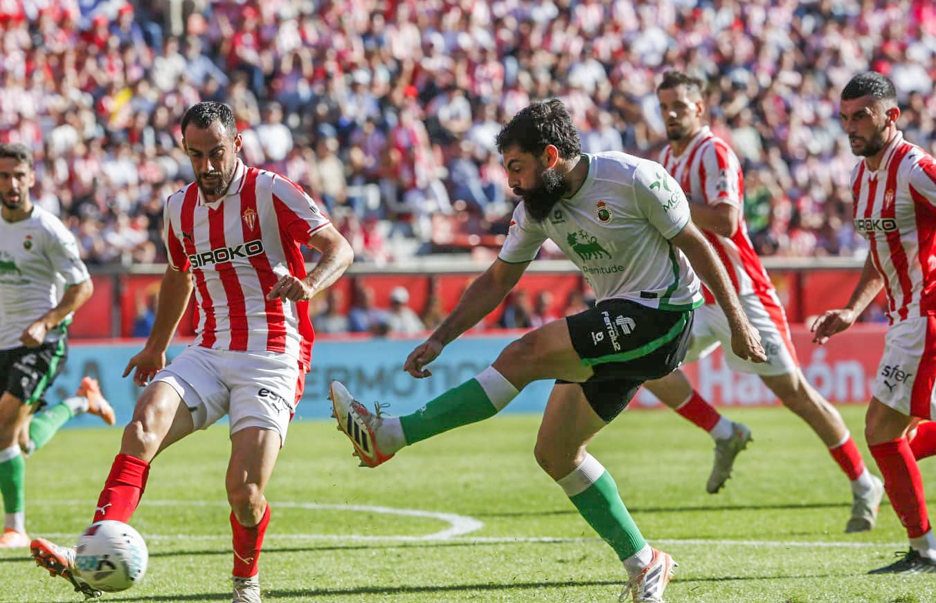 Villalibre chuta el balón y un rival del Sporting lo intercepta