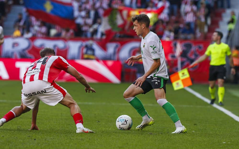 Íñigo Vicente encara a un jugador del Sporting