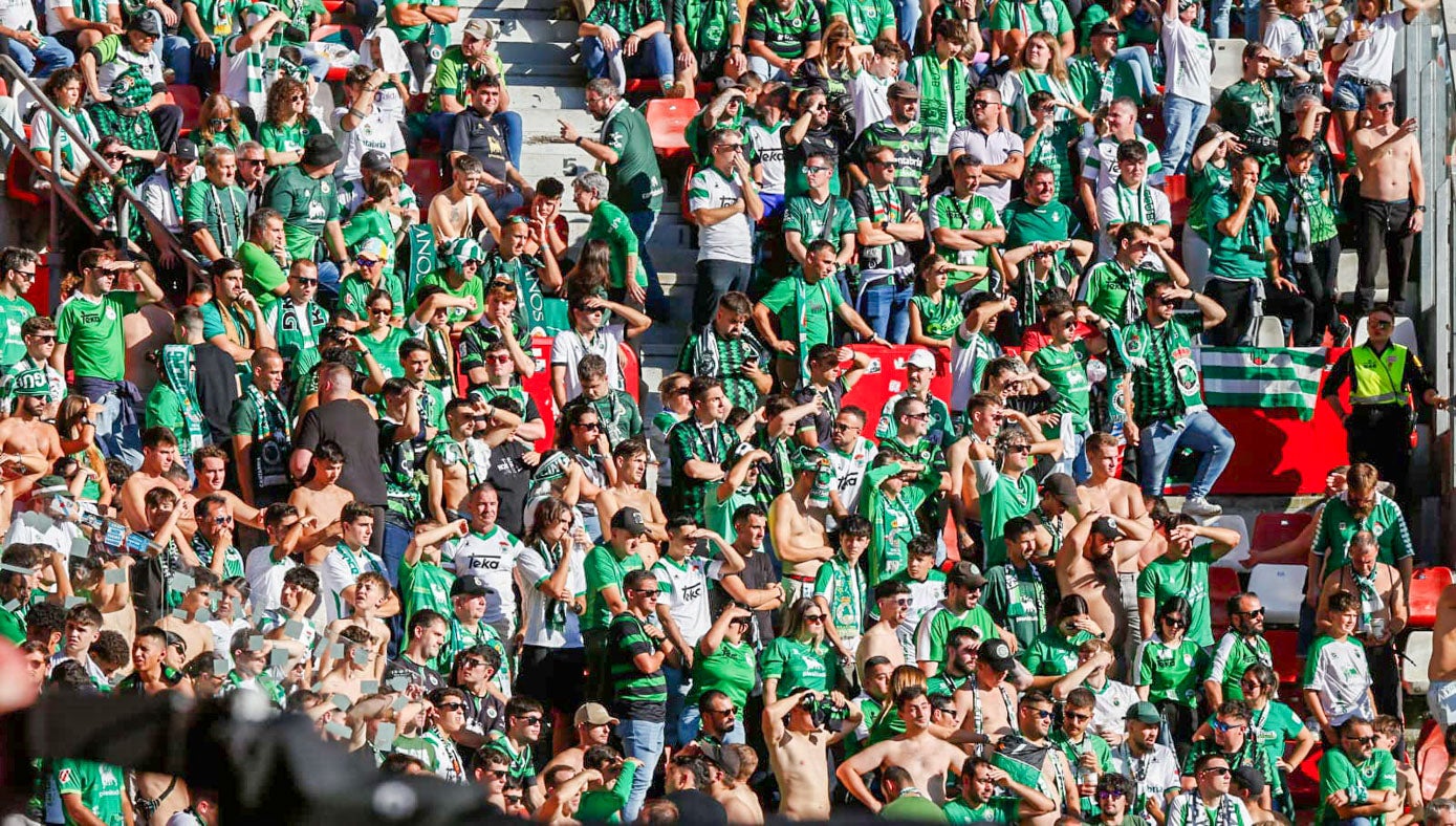 Más de mil racinguistas se desplazaron hasta Gijón para disfrutar de la previa y el partido