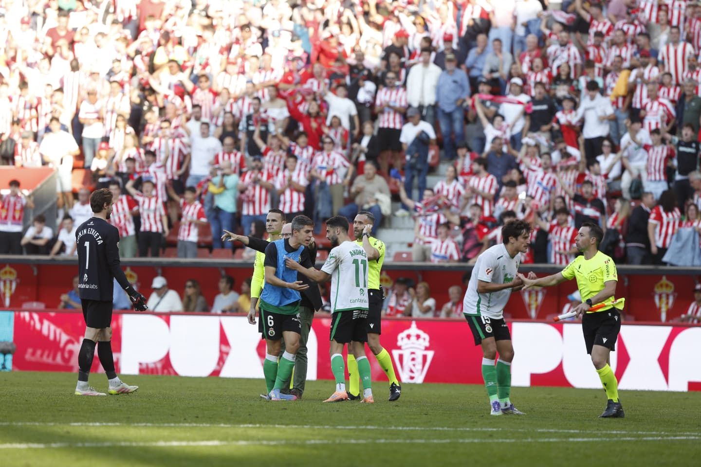 La bronca del final del partido.