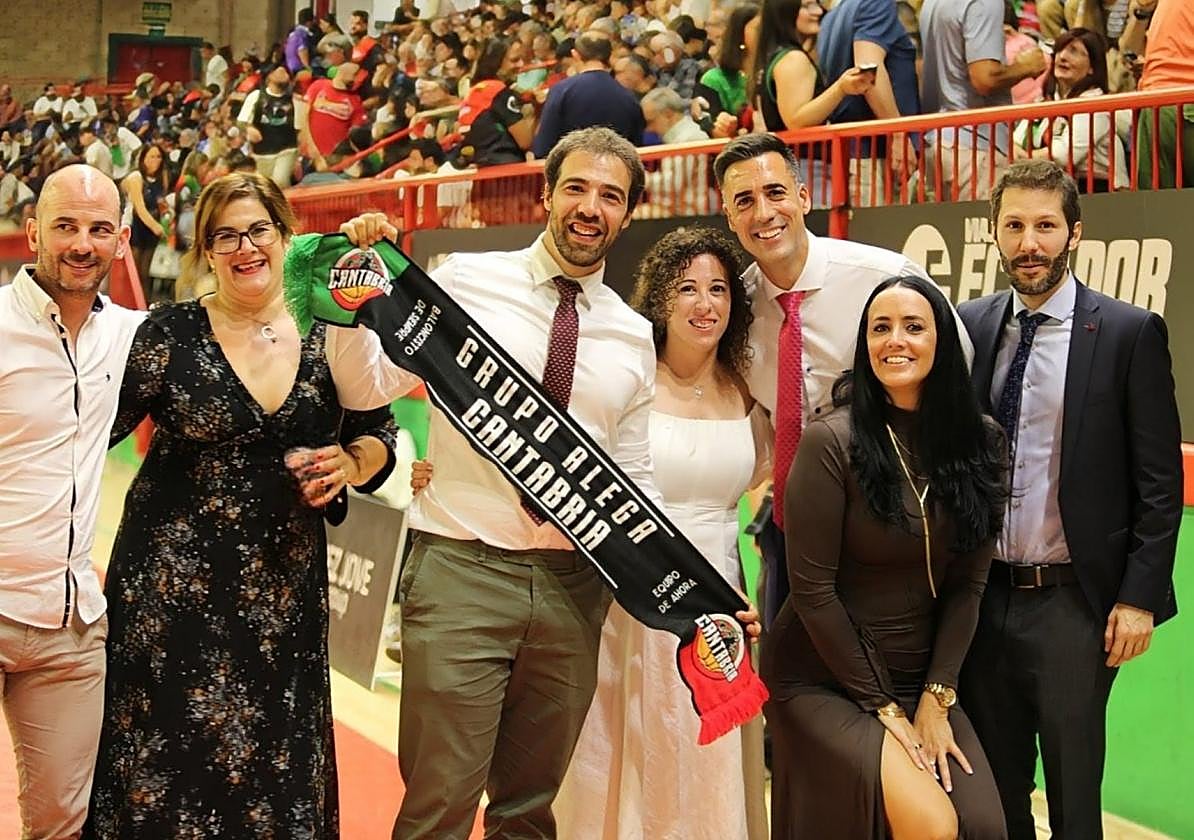 En el centro, Javier García y Lorena Bravo, los novios, rodeados de algunos de sus invitados.
