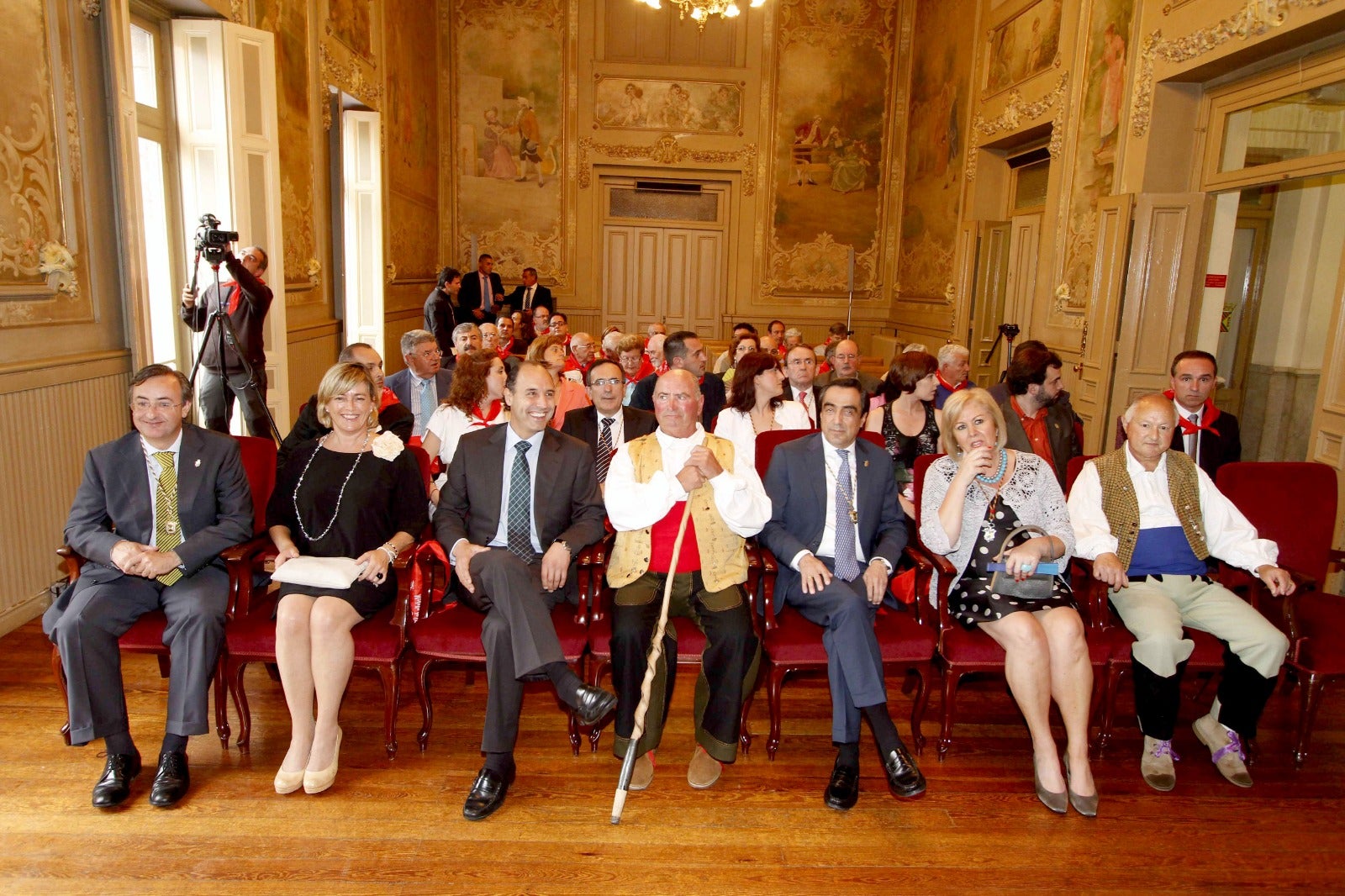 José Miguel Guerra, en el centro, posa junto a la Corporación municipal durante la concesión de la Medalla de Oro a la Agrupación Virgen de Las Nievas.