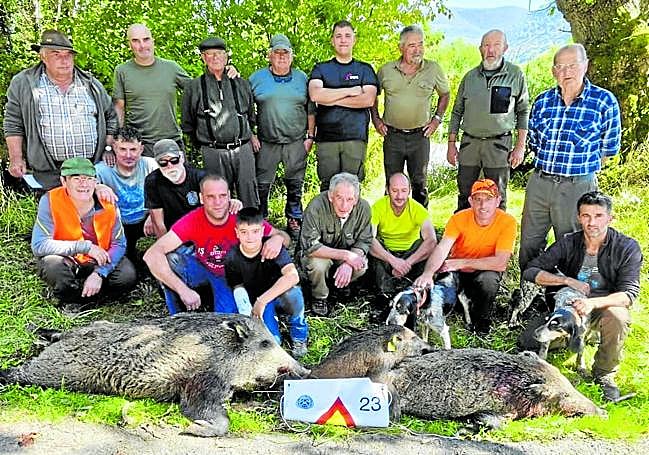 Integrantes de la cuadrilla número 23, dirigida por Segundo Polanco, con lostres jabalíes que abatieron en el lote de Fresneda Gesía este pasado domingo.