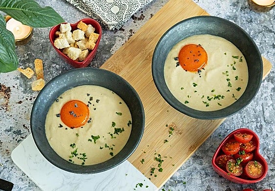 Así nos ha quedado la crema de boletus con yema curada.