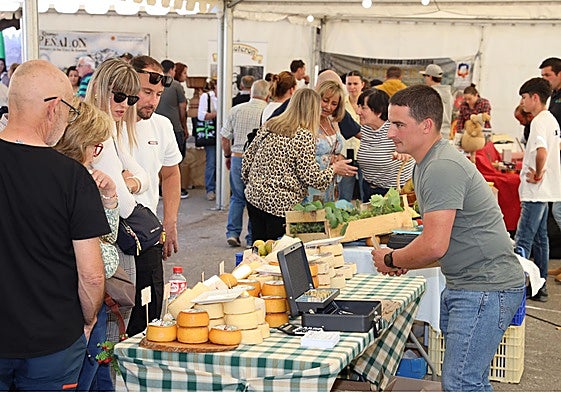 Uno de los puestos de venta de quesos de la comarca