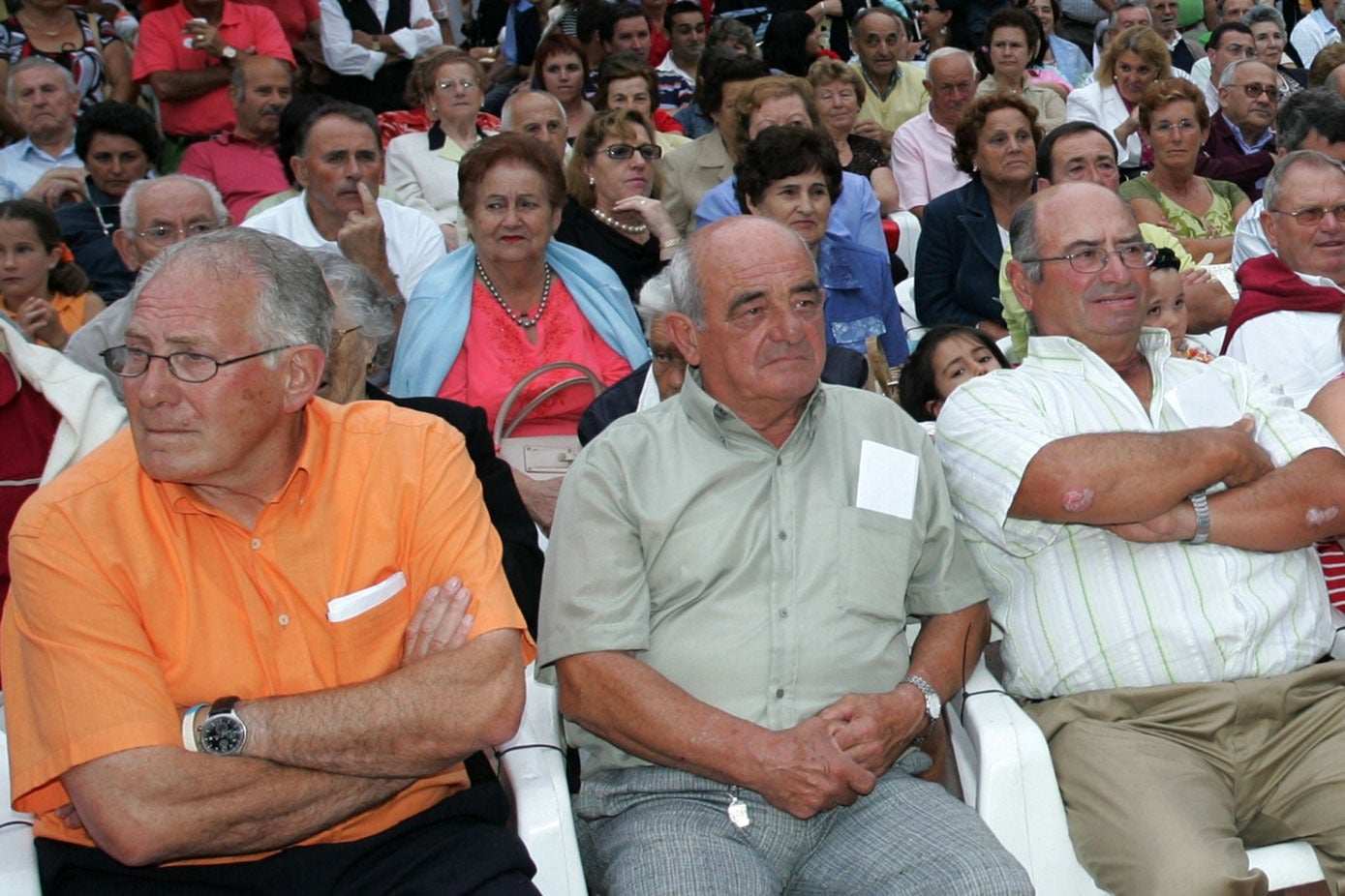 ﻿José Luis Rivera, Vicente Velarde y José Miguel Guerra, tres referentes del folclore cántabro y de Torrelavega, juntos, en un acto, en una imagen de archivo.