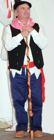 José Miguel Guerra vestido con un traje regional. 