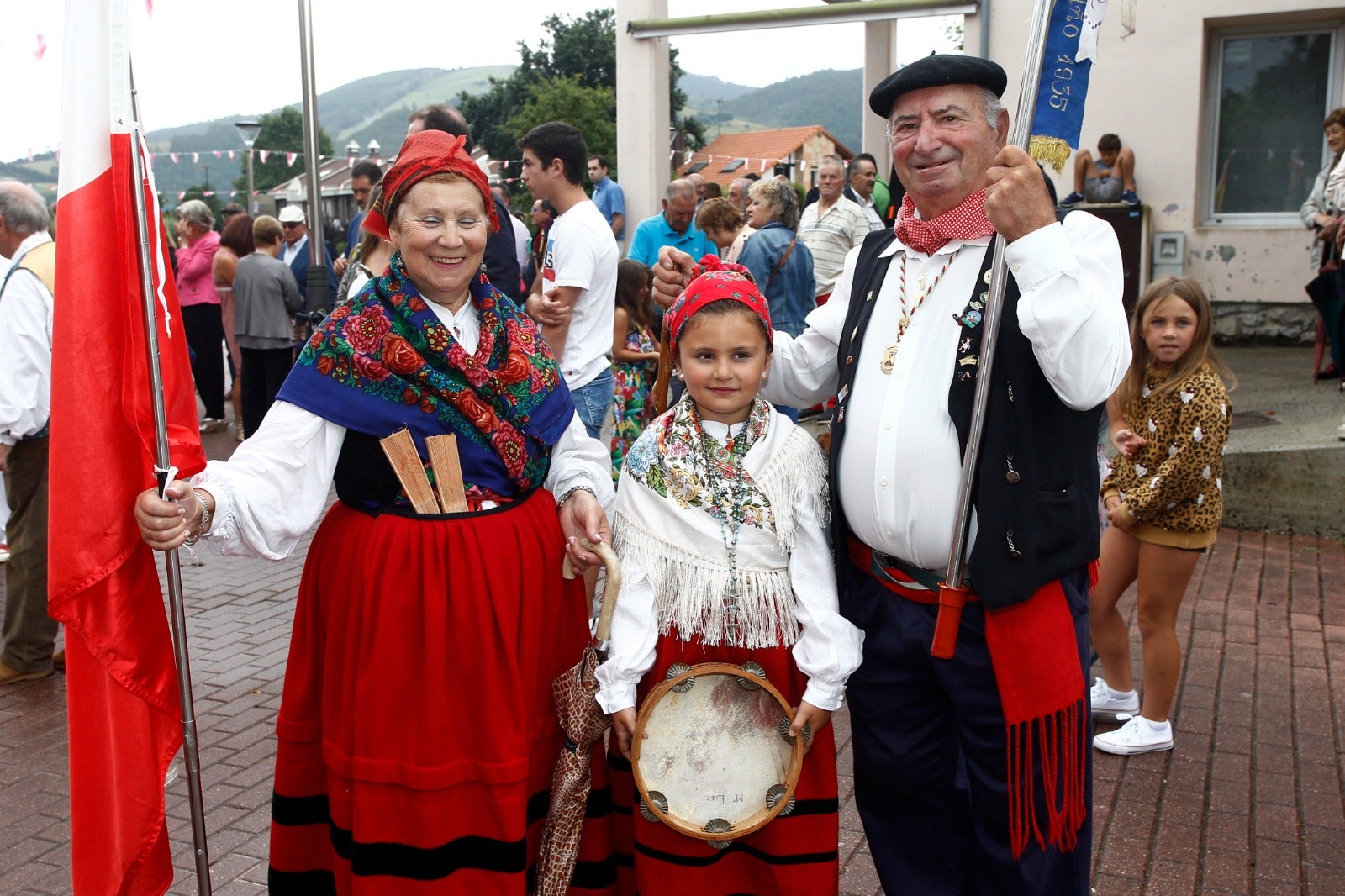 José Miguel Guerra, a la derecha, posa ante la cámara junto a integrantes de la Agrupación de Danzas Virgen de las Nieves, en las fiestas de Tanos, en 2019.