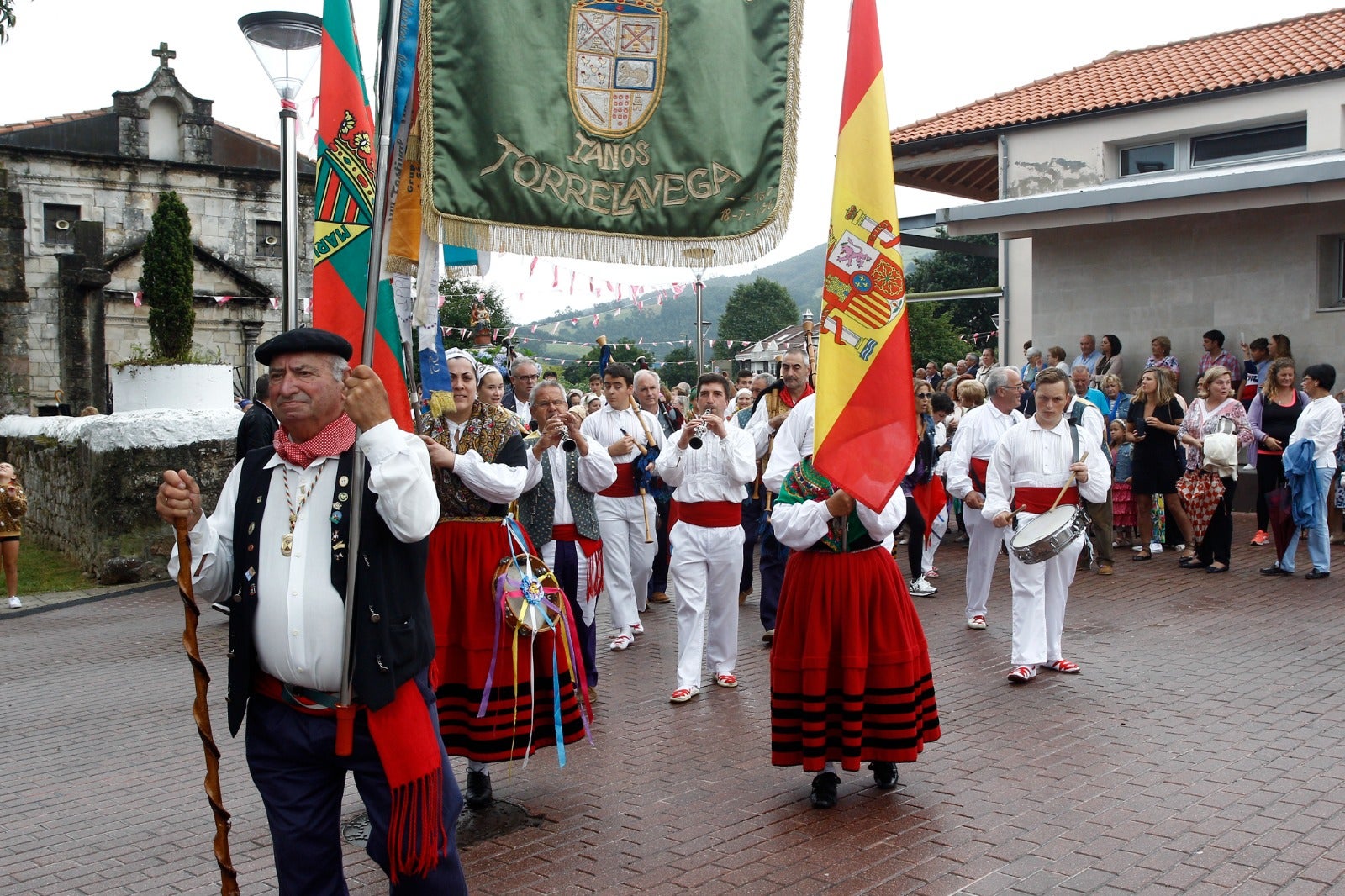 Guerra lidera la procesión de la virgen, durante las fiestas de Tanos y con el resto de miembros de la Agrupación de Danzas Virgen de las Nieves.