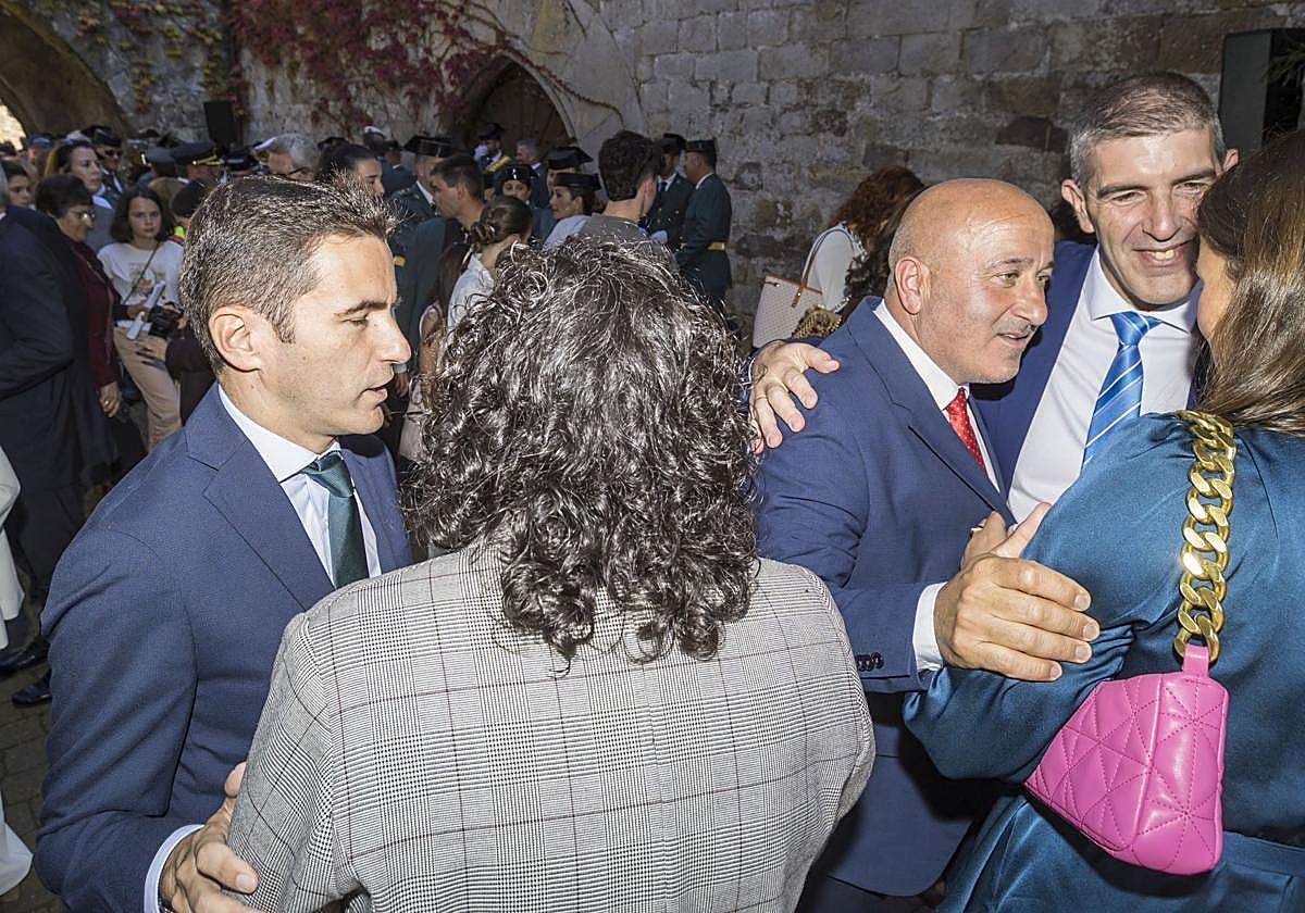 Casares saludando a la alcaldesa de Cartes junto al secretario de Organización del PSOE, Agustín Molleda.
