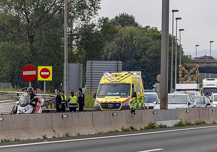 Agentes de la Policía Local y una ambulancia, en el lugar del accidente.