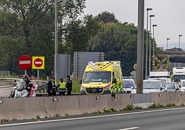 Agentes de la Policía Local y una ambulancia, en el lugar del accidente.