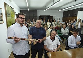El regidor recibe el bastón de mando del exalcalde en funciones, el regionalista Luca Rodríguez