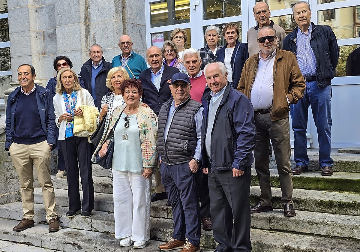 Fotos de familia de los exalumnos del Manzanedo, acompañados de sus esposas.