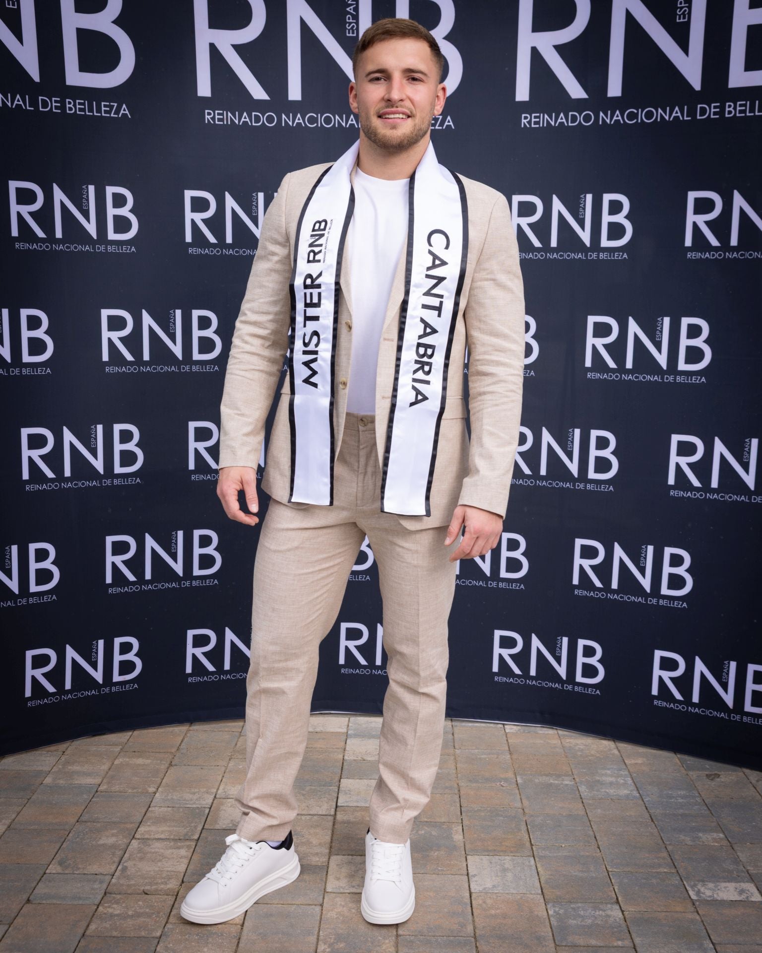 El representante de Cantabria vestido de beige y con deportivas.