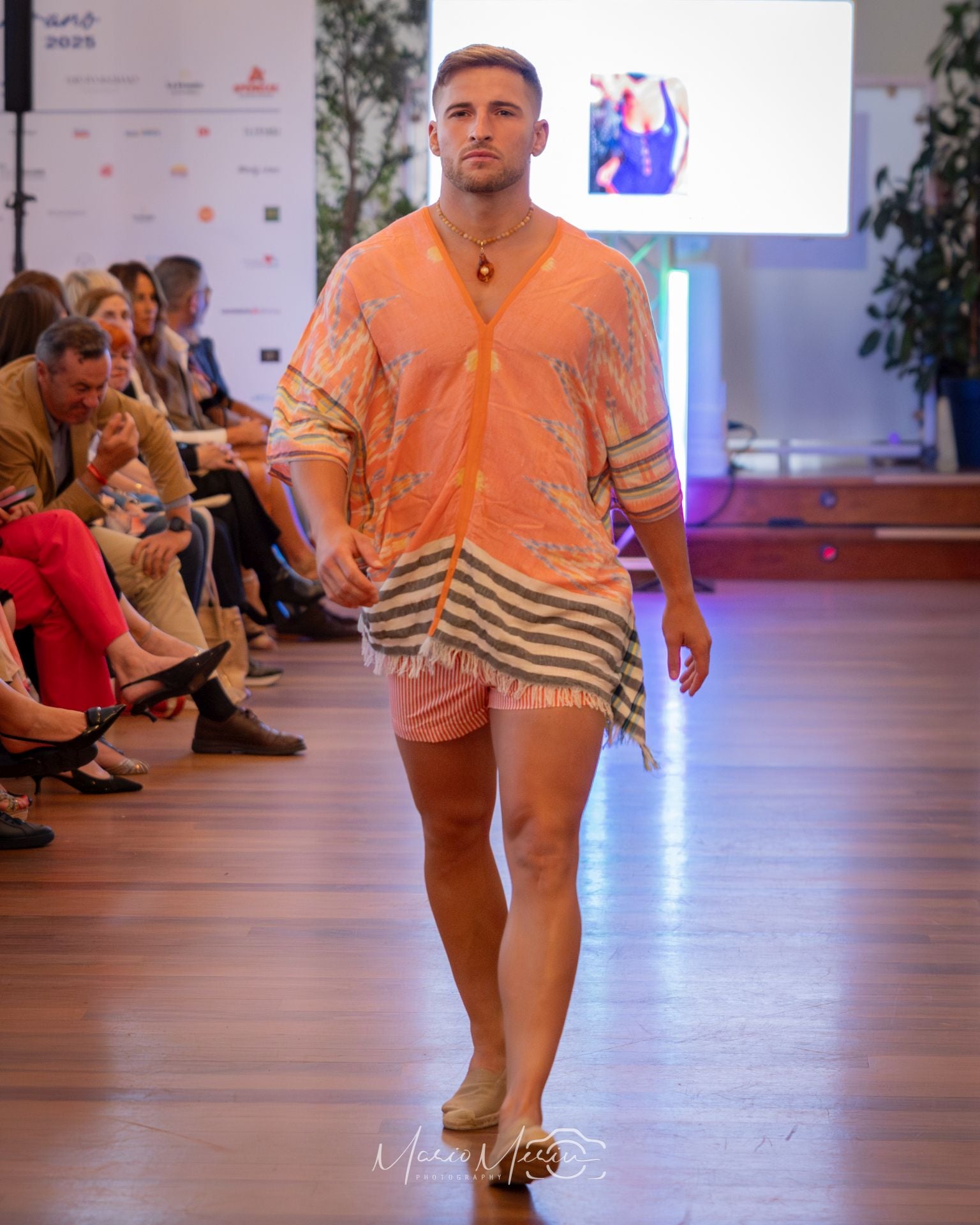 Los tonos salmón también favorecen a Jorge Novoa.