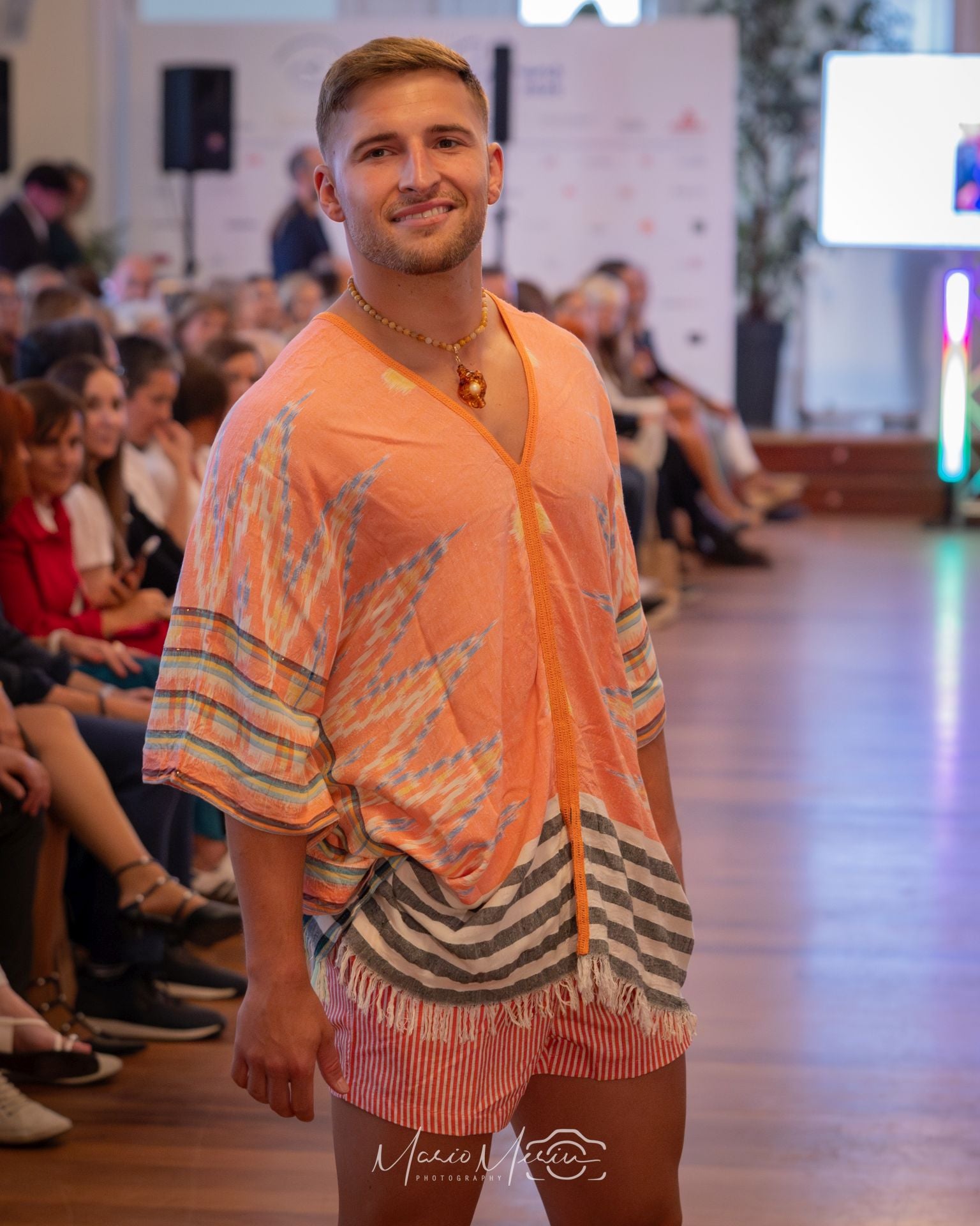 Los tonos salmón también favorecen a Jorge Novoa.