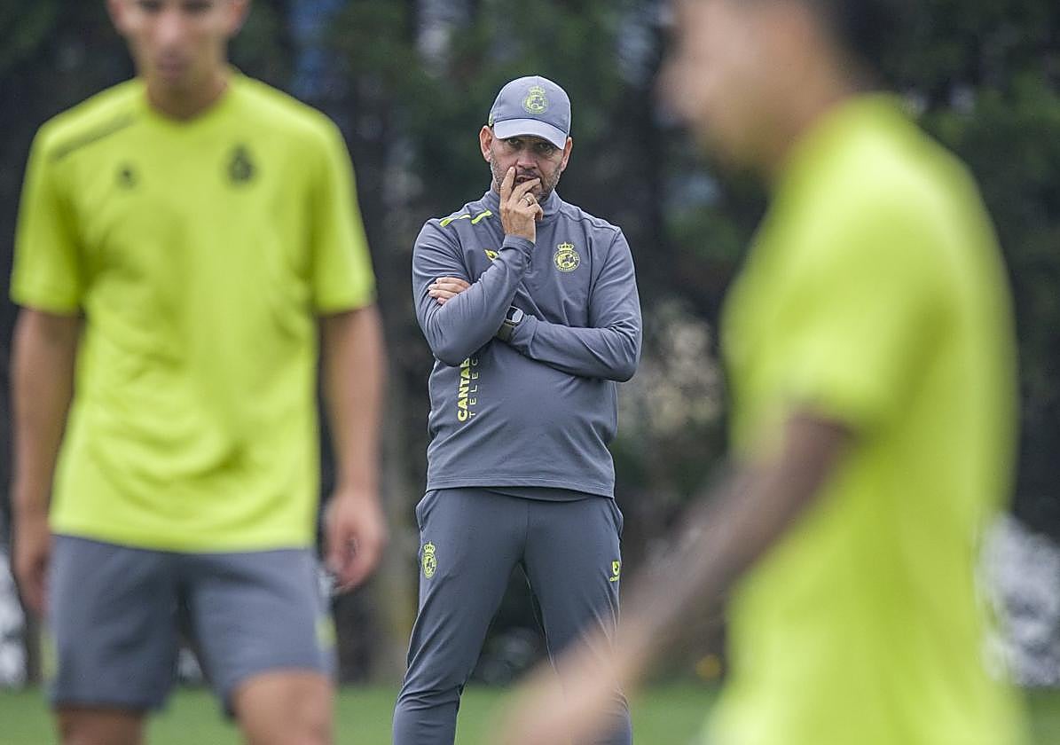 José Alberto, pensativo, durante un entrenamiento en La Albericia.