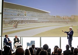 Sebatstián Ceria y Manolo Higuera escuchan la exposición de César Azcárate