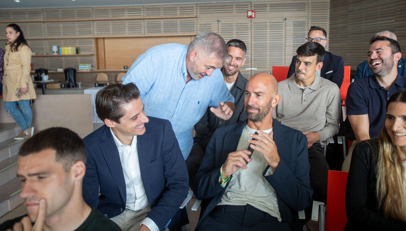 José Ángel Peláez saluda a Gonzalo Colsa en presencia de Julián Luque y Edu Bedia.