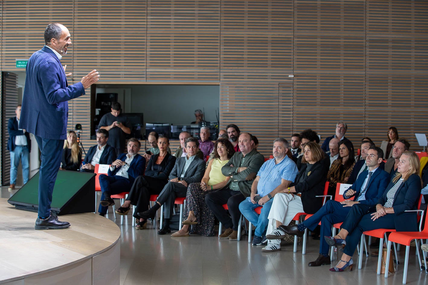 El público escucha al propietario del Racing.