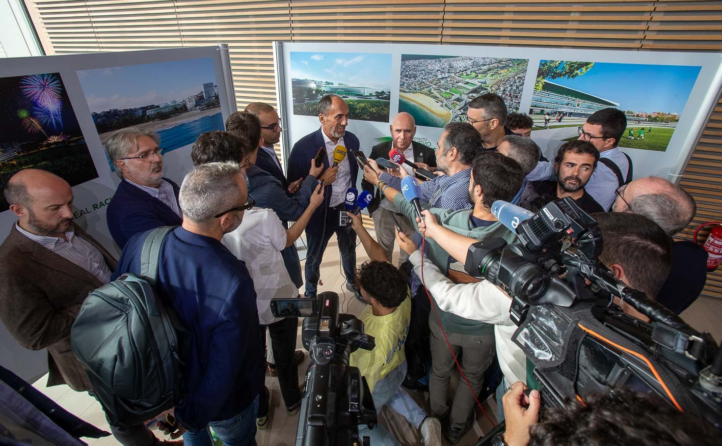 Ceria e Higuera atienden a los medios.