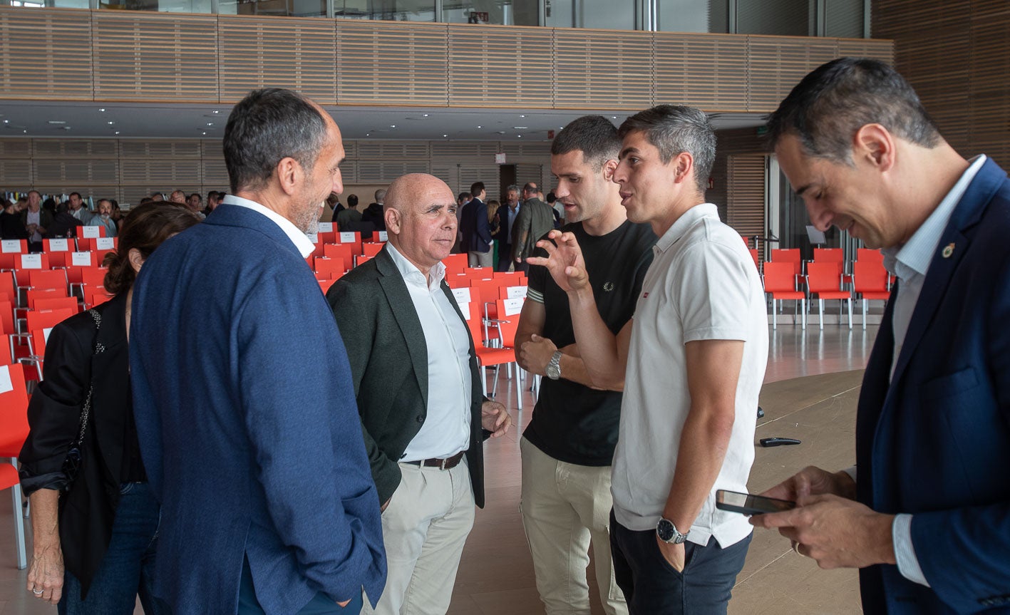 Los capitanes, junto a los propietarios y, al frente, Pablo Ortiz.