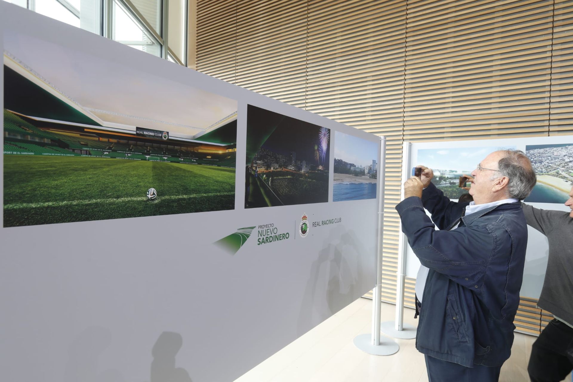 Los asistentes fotografían los paneles.