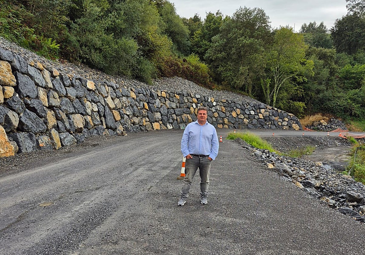 El pedáneo de Seña en la carretera que conduce a la pedanía.