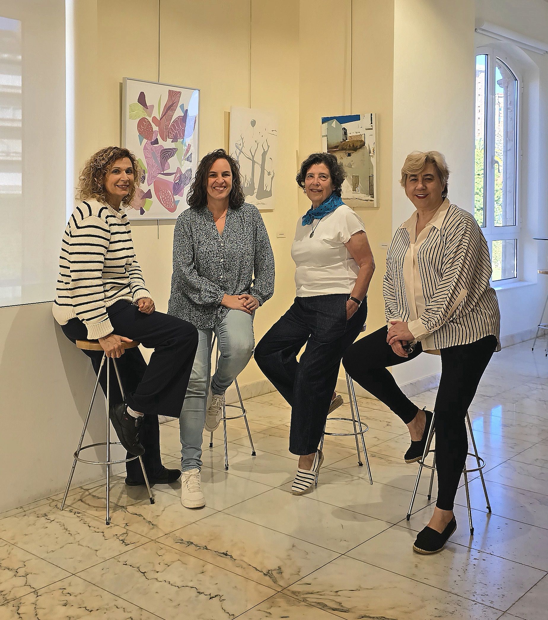 Ana Domínguez, Elena García, Cinta Marraco y Puri Mínguez organizan el Día de las Bibliotecas.