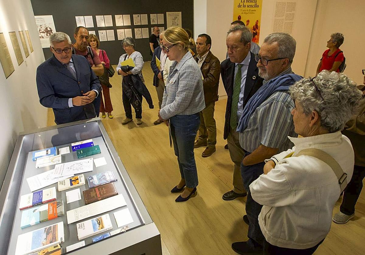 Fernando Zamácola, Eva Guillermina Fernández y Germán Delibes, durante el recorrido por la muestra.