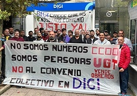 Trabajadores cántabros de la compañía de telecomunicaciones, este martes, en su protesta en San Fernando.