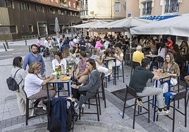 Las terrazas de la Plaza de Cañadío, en Santander, llenas.
