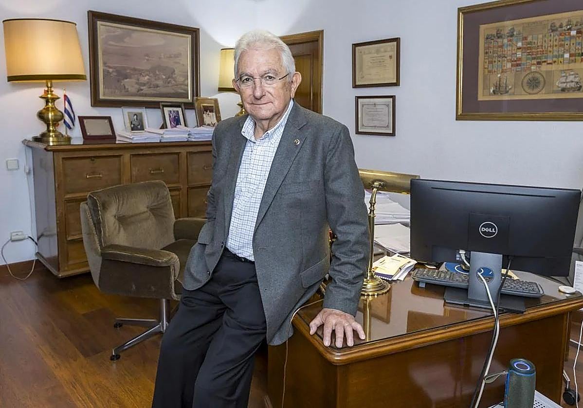 José Luis Vallines, en su despacho de la empresa Canfrisa en la calle Lealtad de Santander.