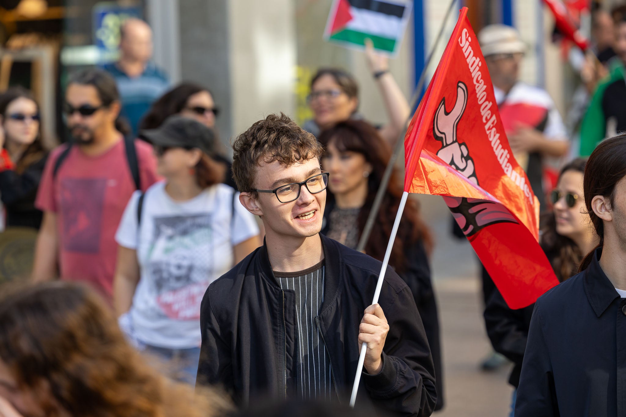 Los protestantes recorrieron hasta la del Ayuntamiento con cánticos y pancartas.