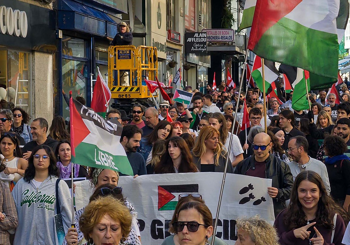 Alrededor de 300 manifestantes mostraron este mediodía su solidaridad con el pueblo palestino en Santander.