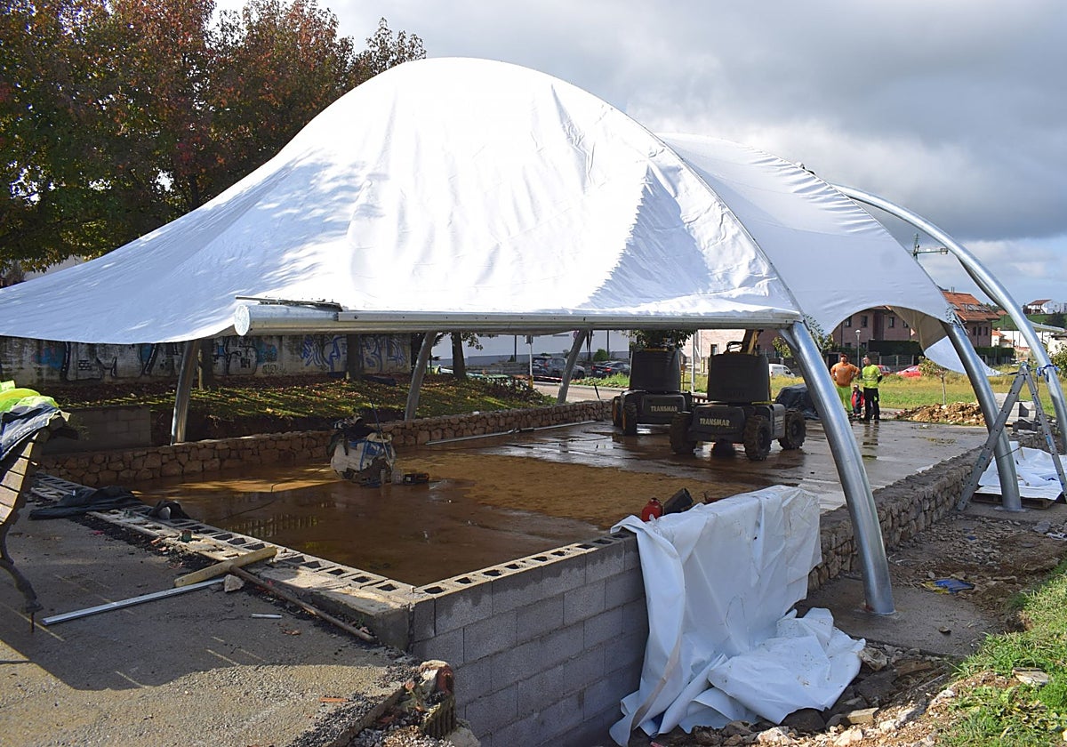 Colocación de la cubierta en el parque infantil de Boo.