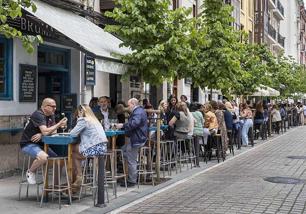 Las terrazas de la calle Peña Herbosa, en Santander, llenas.