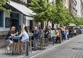 Las terrazas de la calle Peña Herbosa, en Santander, llenas.