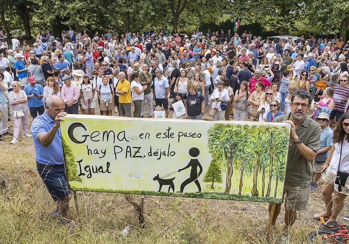 Cientos de vecinos se concentraron en agosto en el aparcamiento del campo de golf en Mataleñas.