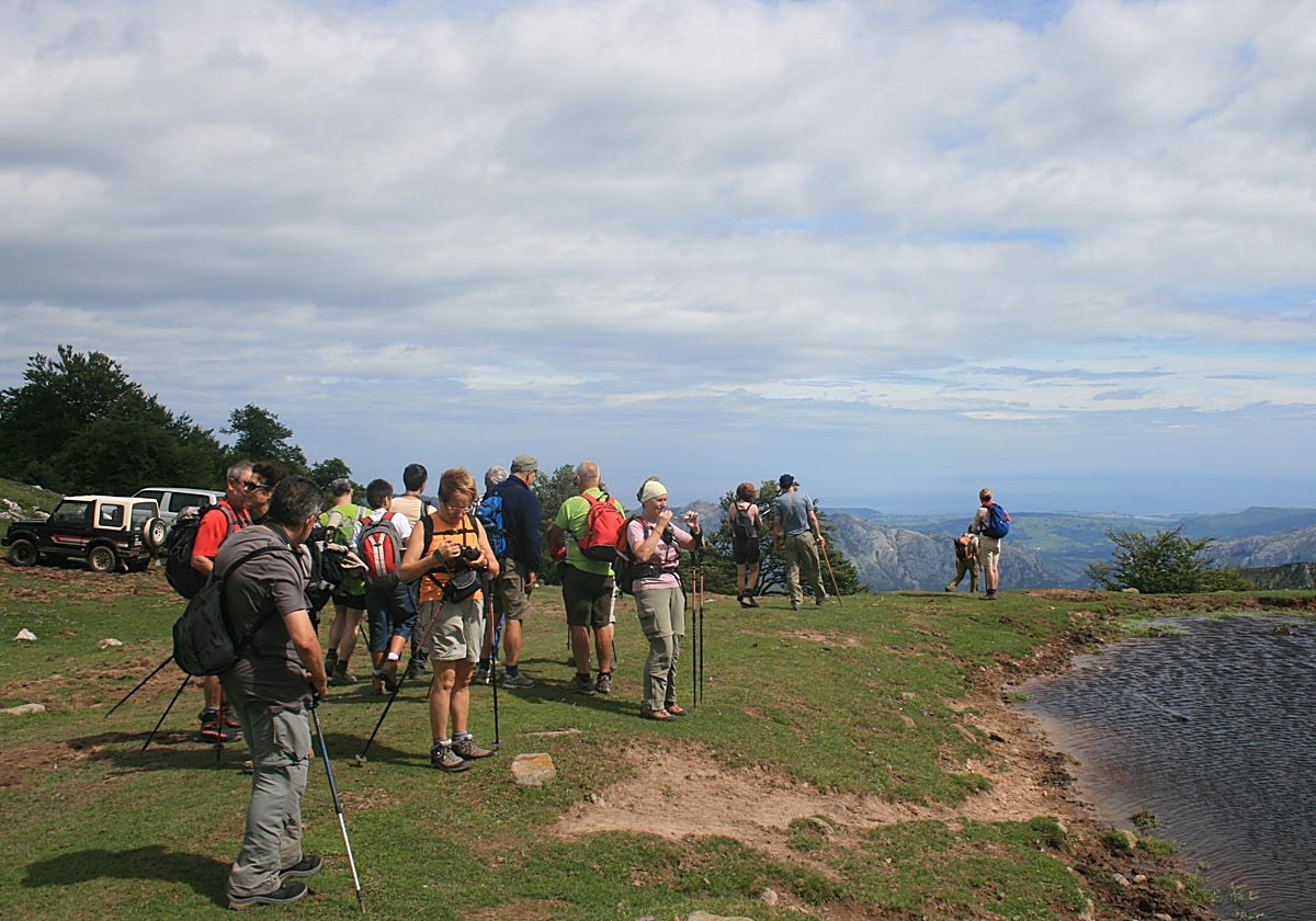 Grupo de senderistas en visita guiada por el collado de Pasaneo