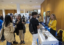 Numeroso público participa en el evento laboral.
