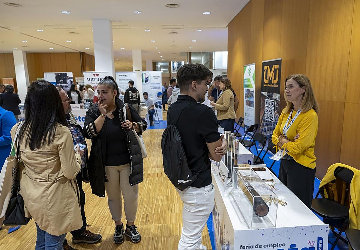 Numeroso público participa en el evento laboral.