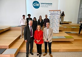 Responsables de Fidban junto a los emprendedores que llevan los proyectos que se han presentado.